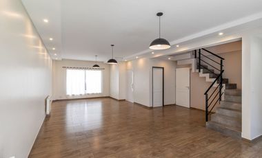 VENTA CASA 5 AMBIENTES EN RANELAGH C/COCHERA