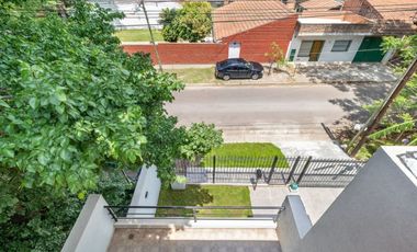 VENTA CASA 5 AMBIENTES EN RANELAGH C/COCHERA