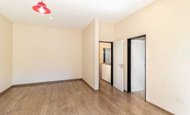 VENTA CASA 5 AMBIENTES EN RANELAGH C/COCHERA