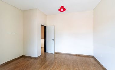 VENTA CASA 5 AMBIENTES EN RANELAGH C/COCHERA