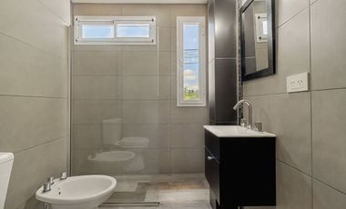 VENTA CASA 5 AMBIENTES EN RANELAGH C/COCHERA