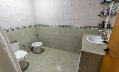 Venta casa en Mataderos con quincho y terraza