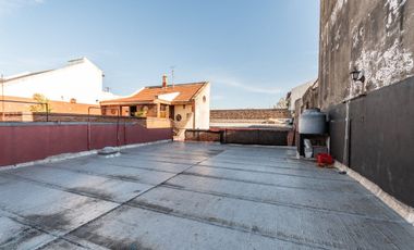 Venta casa en Mataderos con quincho y terraza