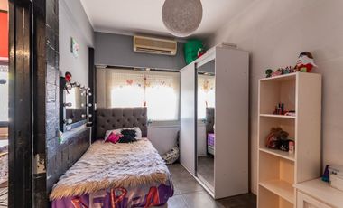 Venta casa en Mataderos con quincho y terraza