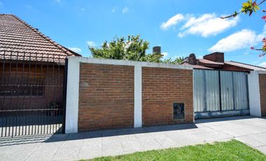 VENTA CHALET 6 AMB. EN ESQ. EXCELENTE EN 2 LOTES