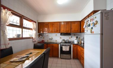 VENTA CHALET 6 AMB. EN ESQ. EXCELENTE EN 2 LOTES