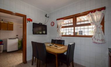VENTA CHALET 6 AMB. EN ESQ. EXCELENTE EN 2 LOTES