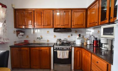 VENTA CHALET 6 AMB. EN ESQ. EXCELENTE EN 2 LOTES