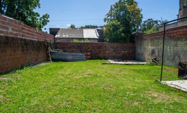 Venta casa 2 ambientes con terreno muy amplio