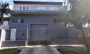 VENTA DEPOSITO CON CASA 4 AMBIENTES Y PARQUE