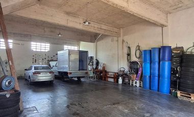 VENTA DEPOSITO CON CASA 4 AMBIENTES Y PARQUE