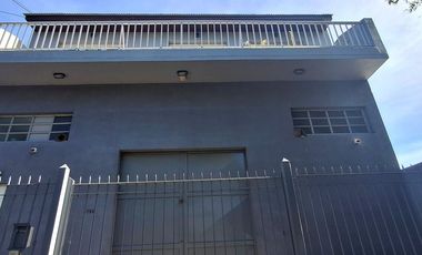 VENTA DEPOSITO CON CASA 4 AMBIENTES Y PARQUE