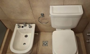 VENTA DEPOSITO CON CASA 4 AMBIENTES Y PARQUE