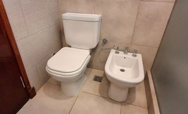VENTA DEPOSITO CON CASA 4 AMBIENTES Y PARQUE