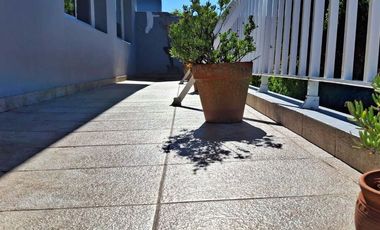 VENTA DEPOSITO CON CASA 4 AMBIENTES Y PARQUE