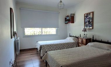 VENTA DEPOSITO CON CASA 4 AMBIENTES Y PARQUE