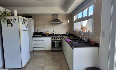 VENTA DEPOSITO CON CASA 4 AMBIENTES Y PARQUE