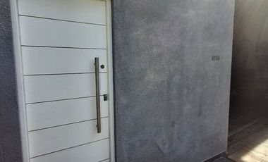 VENTA DEPOSITO CON CASA 4 AMBIENTES Y PARQUE