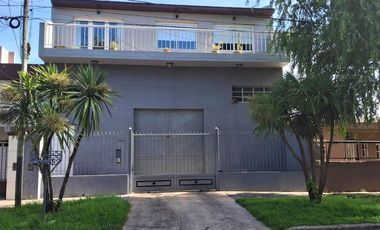 VENTA DEPOSITO CON CASA 4 AMBIENTES Y PARQUE