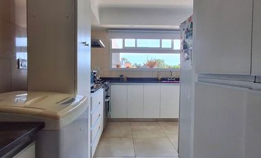 VENTA DEPOSITO CON CASA 4 AMBIENTES Y PARQUE
