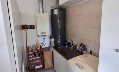 VENTA DEPOSITO CON CASA 4 AMBIENTES Y PARQUE