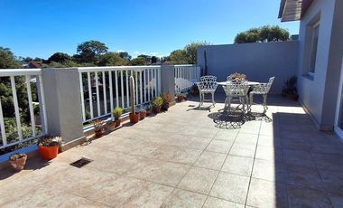 VENTA DEPOSITO CON CASA 4 AMBIENTES Y PARQUE