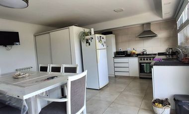 VENTA DEPOSITO CON CASA 4 AMBIENTES Y PARQUE