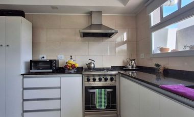 VENTA DEPOSITO CON CASA 4 AMBIENTES Y PARQUE