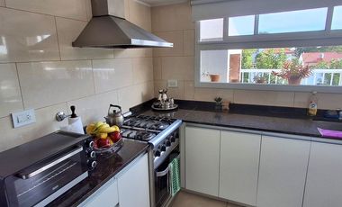 VENTA DEPOSITO CON CASA 4 AMBIENTES Y PARQUE