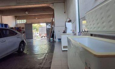 VENTA DEPOSITO CON CASA 4 AMBIENTES Y PARQUE