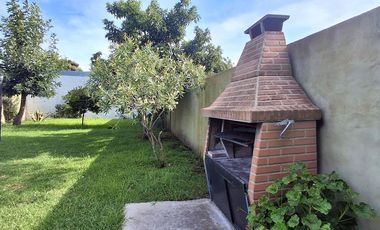 VENTA DEPOSITO CON CASA 4 AMBIENTES Y PARQUE