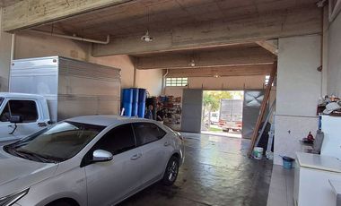 VENTA DEPOSITO CON CASA 4 AMBIENTES Y PARQUE