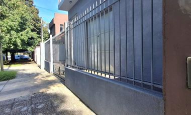 VENTA DEPOSITO CON CASA 4 AMBIENTES Y PARQUE