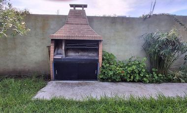 VENTA DEPOSITO CON CASA 4 AMBIENTES Y PARQUE
