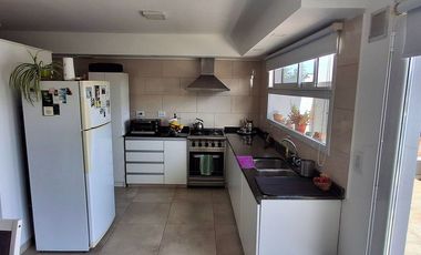 VENTA DEPOSITO CON CASA 4 AMBIENTES Y PARQUE