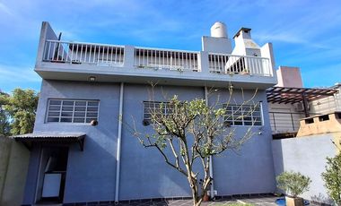 VENTA DEPOSITO CON CASA 4 AMBIENTES Y PARQUE