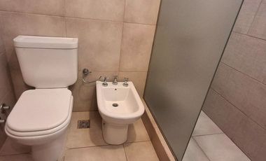 VENTA DEPOSITO CON CASA 4 AMBIENTES Y PARQUE