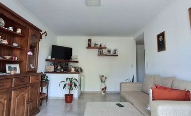 VENTA DEPOSITO CON CASA 4 AMBIENTES Y PARQUE