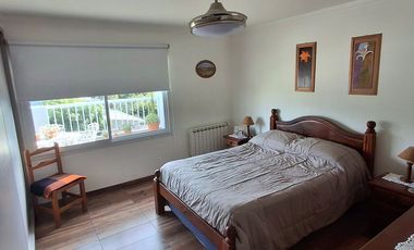 VENTA DEPOSITO CON CASA 4 AMBIENTES Y PARQUE