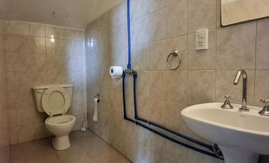 VENTA DEPOSITO CON CASA 4 AMBIENTES Y PARQUE