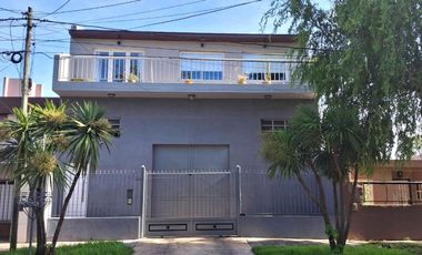 VENTA DEPOSITO CON CASA 4 AMBIENTES Y PARQUE