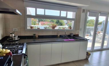 VENTA DEPOSITO CON CASA 4 AMBIENTES Y PARQUE