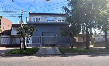 VENTA DEPOSITO CON CASA 4 AMBIENTES Y PARQUE
