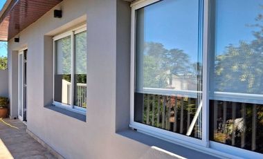VENTA DEPOSITO CON CASA 4 AMBIENTES Y PARQUE
