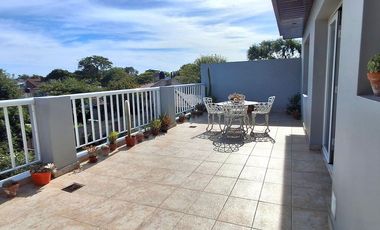 VENTA DEPOSITO CON CASA 4 AMBIENTES Y PARQUE