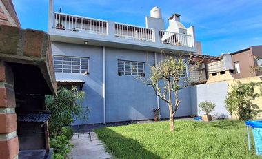VENTA DEPOSITO CON CASA 4 AMBIENTES Y PARQUE