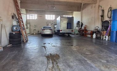 VENTA DEPOSITO CON CASA 4 AMBIENTES Y PARQUE