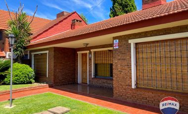 VENTA CASA CUATRO AMBIENTES GRAN LOTE CON PILETA