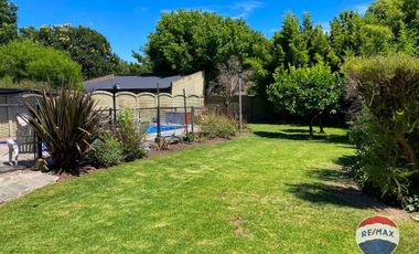 VENTA CASA CUATRO AMBIENTES GRAN LOTE CON PILETA