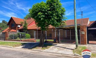 VENTA CASA CUATRO AMBIENTES GRAN LOTE CON PILETA